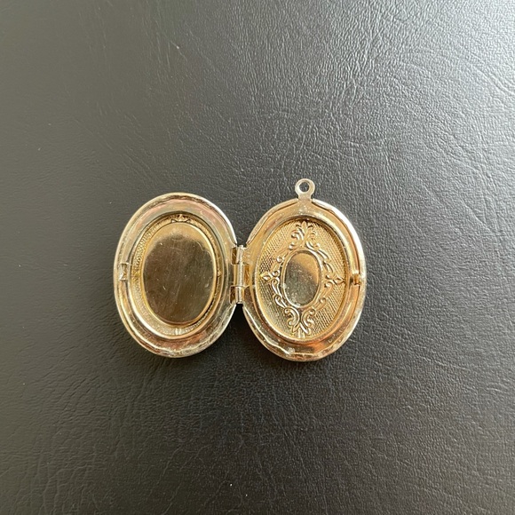 Praying hands locket - Picture 3 of 4